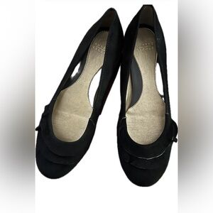 Woman’s suede black shoes ruffle size 6